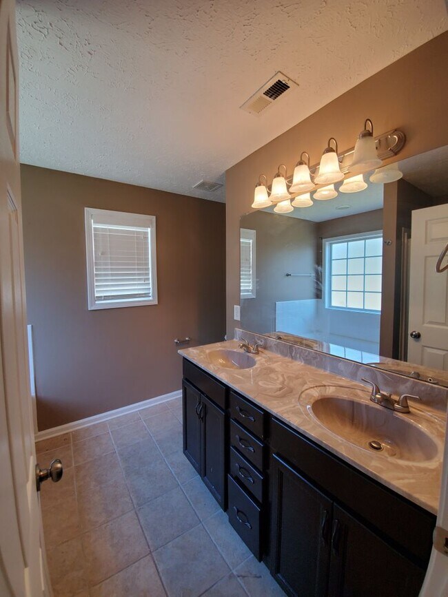 Building Photo - 5 Bedrooms 3 Bathroom Split Foyer