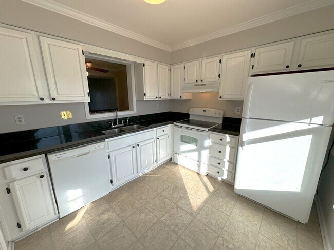 Building Photo - Great Neck area Townhome, Available Now!