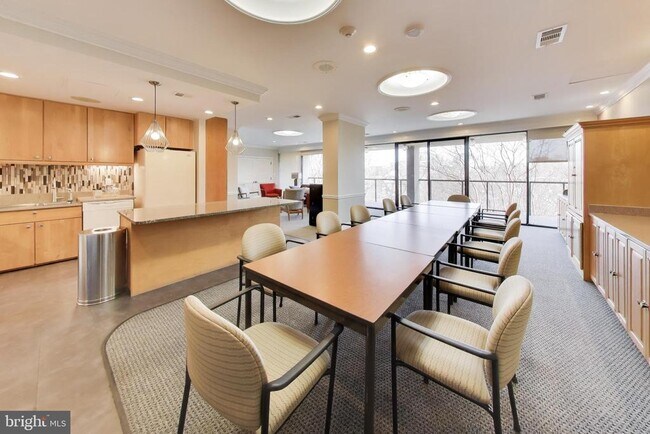 Building Photo - 1101 S Arlington Ridge Rd