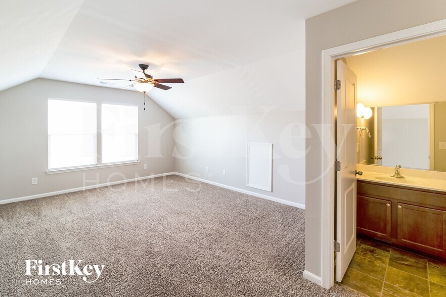 Building Photo - 543 Crossland Dr