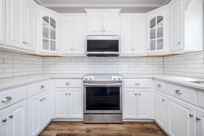 Building Photo - 4893 Somerset Dr