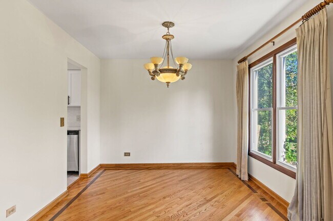 Building Photo - 62 E Fox Hill Dr