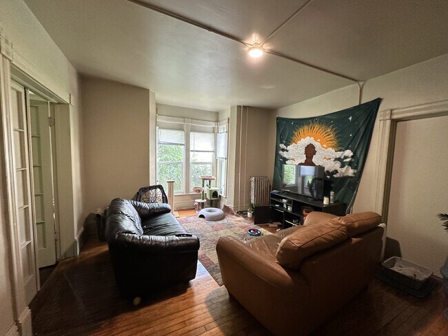 Building Photo - 3 bed 1 bath right next to UWEC! Available June 1st!