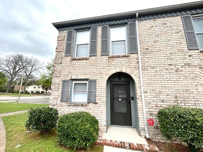 Building Photo - Newly Remodeled Condo/Townhouse!