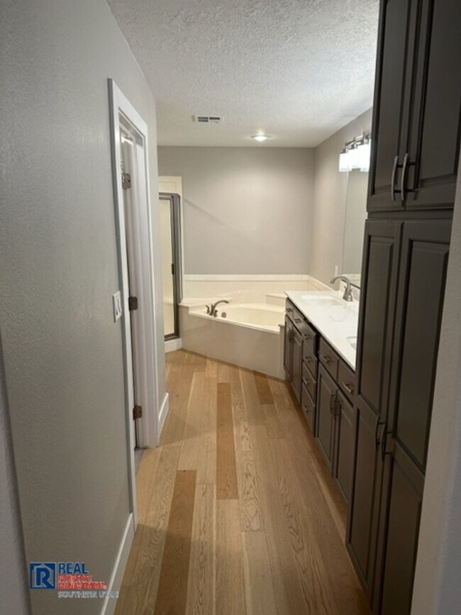Building Photo - Legacy Townhome