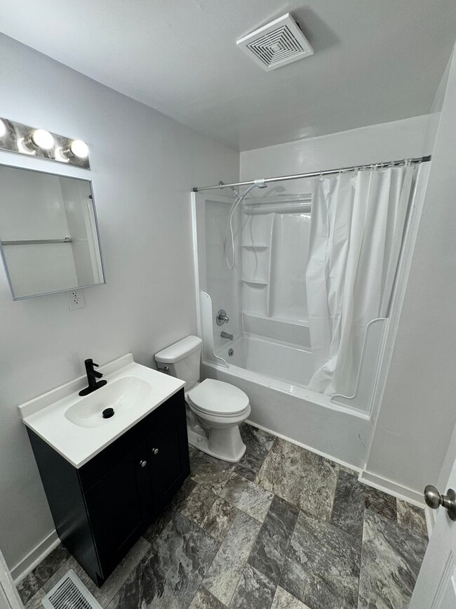 Building Photo - Roomy 3 bed 2 bath in Church Hill, yard, porch, laundry, all electric, central hvac!