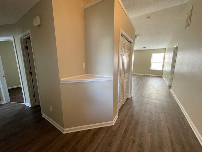 Building Photo - Charming 3-Bedroom Home in Oak Pointe – Av...