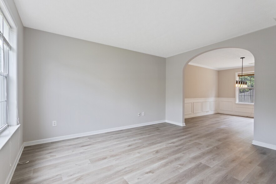 Building Photo - 2325 Winthrope Way Dr