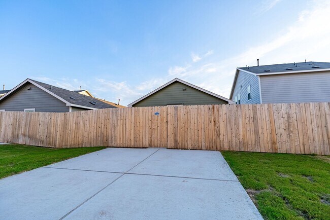 Building Photo - Stunning 3 bedroom, 2 bathroom home in Kyle!!!