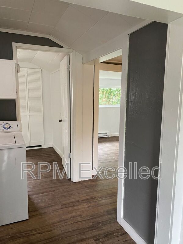 Building Photo - 824 6th St SE