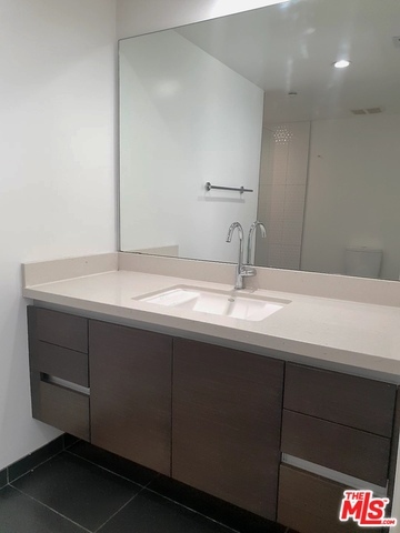 En-suite bath - 1611 S Beverly Glen Blvd