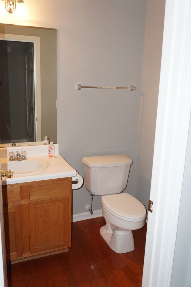 Building Photo - Rare 2 bedroom 2.5 bath Townhome located in Fox Creek