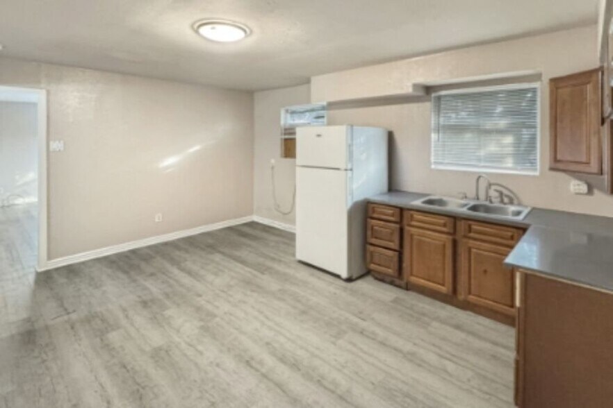 Building Photo - 5335 Burgundy St