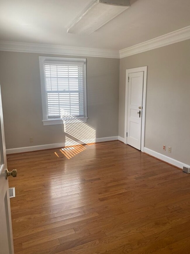 Building Photo - Ready for new tenants June 2025! Downtown ...