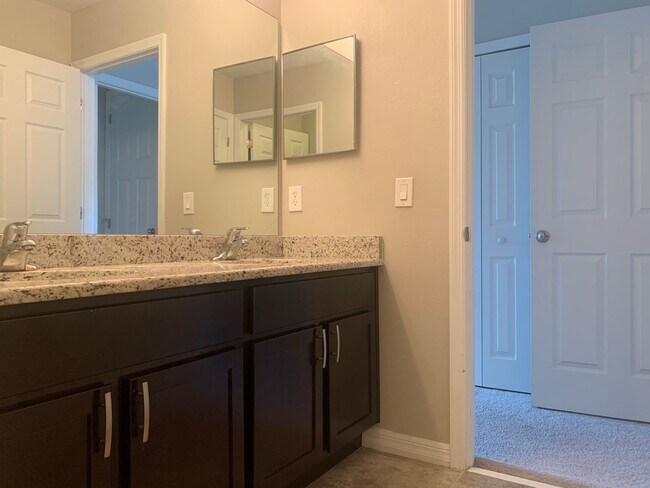 Building Photo - MOVE IN SPECIAL- 4/2.5 Energy Efficient Townhome in St. Cloud