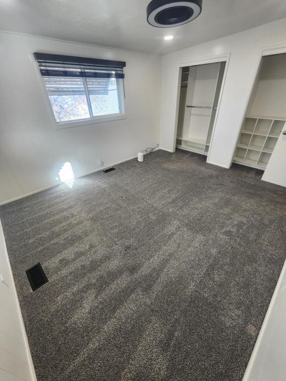 Building Photo - 185 Country Club Dr