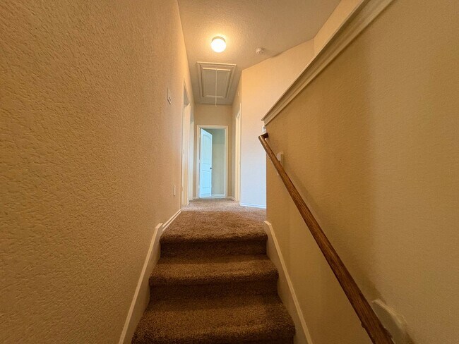 Building Photo - 4B2.5B Warm & Spacious Home in Remington R...