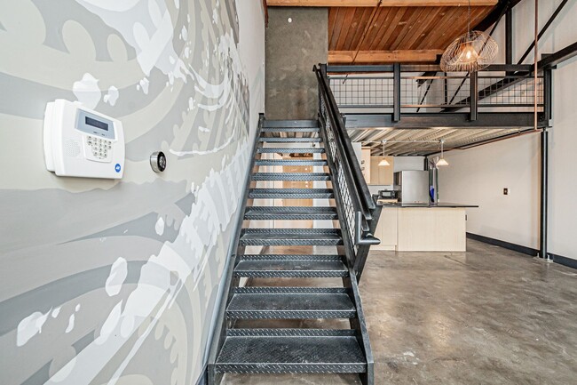 Building Photo - Industrial 1BD, 1BA Loft in Arts District ...