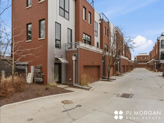 Building Photo - 2 Bedroom, 2 Bathroom Townhouse - Available Immediately