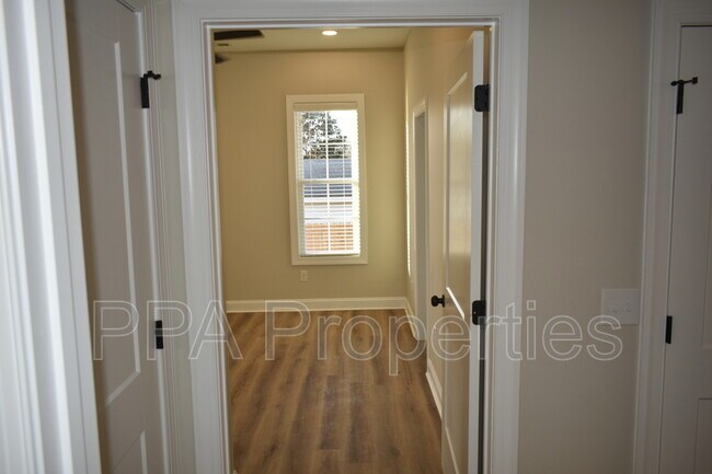 Building Photo - 306 S First St