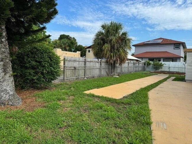 Building Photo - 611 53rd St