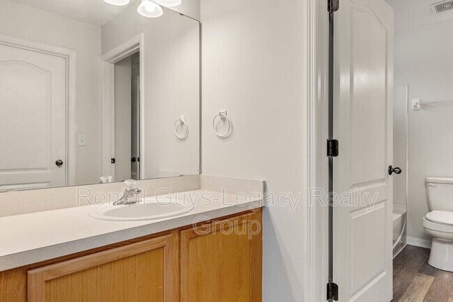 Building Photo - 402 Hearthside Ct