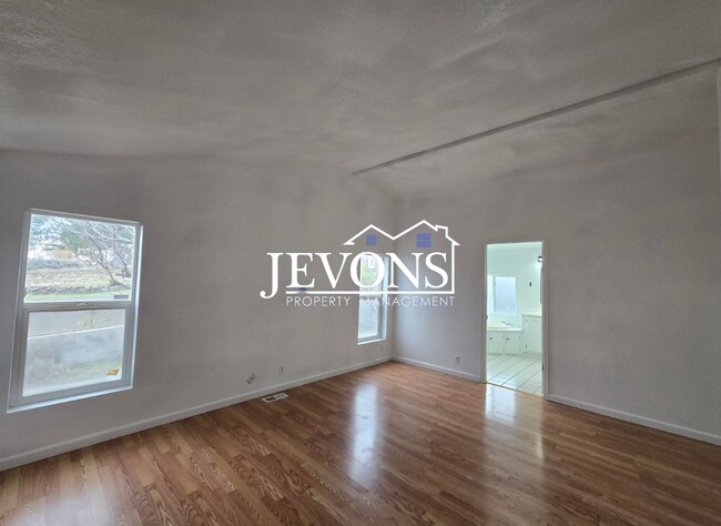 Building Photo - Coming soon! Comfortable Selah Residence with Open Living Space and Easy Commuter Access