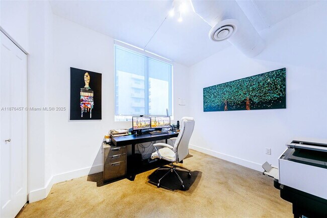 Building Photo - 700 NE 25th St