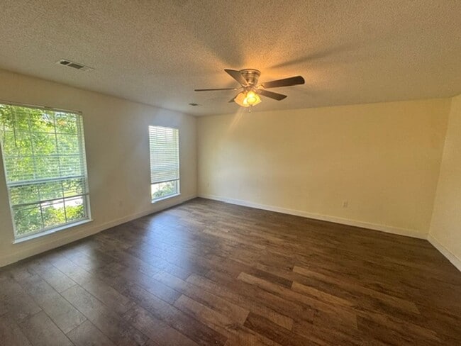 Building Photo - Spacious 4 Bedroom in South Crestview!
