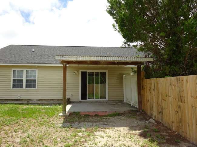Building Photo - A cutie pie of a home!