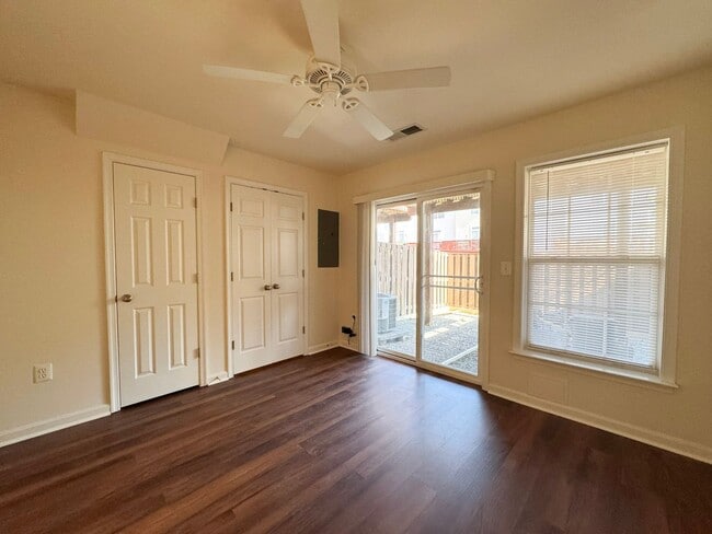 Building Photo - Gorgeous 3 Bed 3.5 Bath Interior Townhome In Powells Run Village