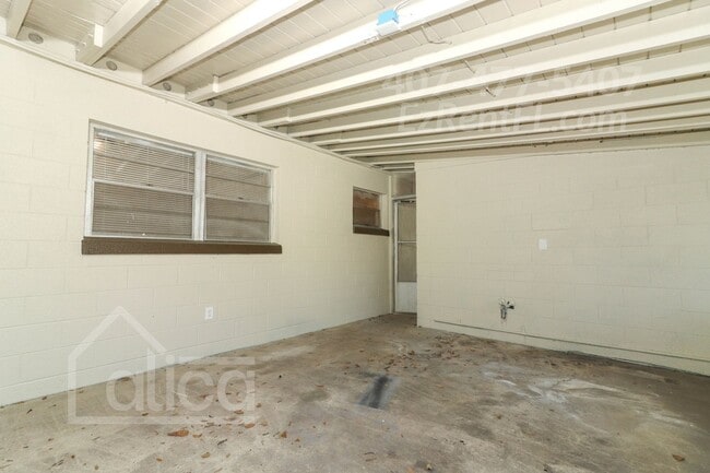 Building Photo - Charming 3/2 with Carport in Sanford