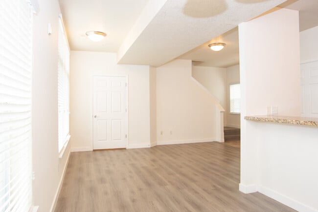 Building Photo - Incredible upper level 2 story condo