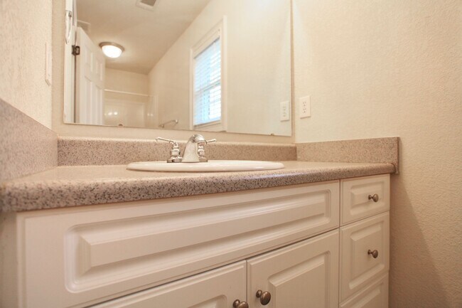 Building Photo - 807 W Longleaf Dr