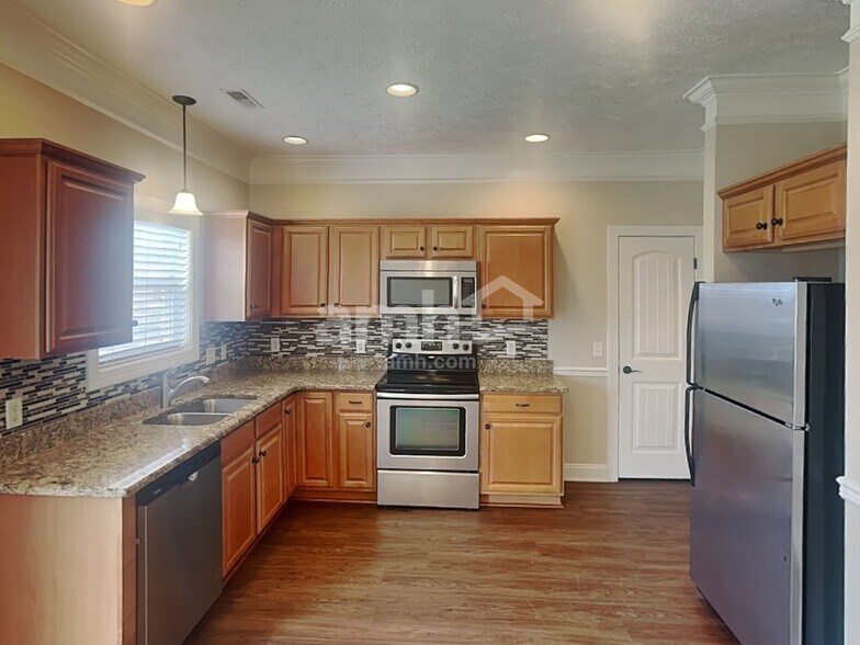 Building Photo - 1131 Longwood Dr