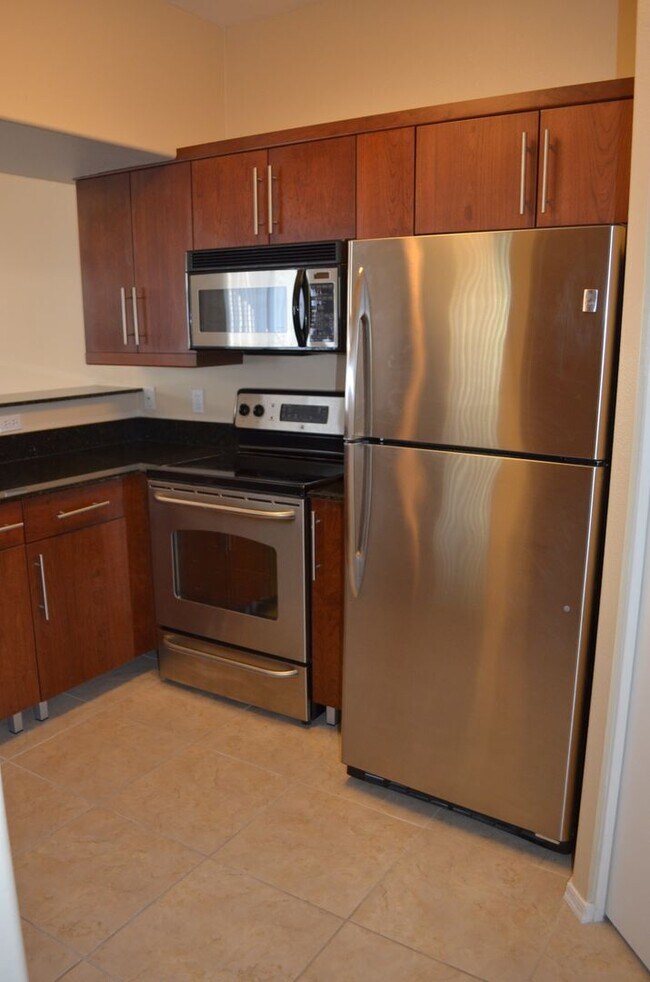 Building Photo - MOVE IN Special!!  Biltmore 2 bedroom!