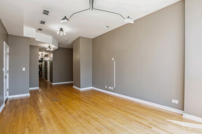 Building Photo - 2620 W North Ave