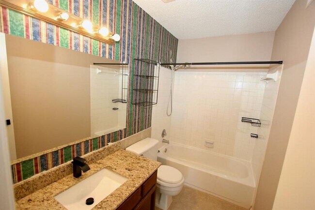 Building Photo - 17331 Red Oak Dr