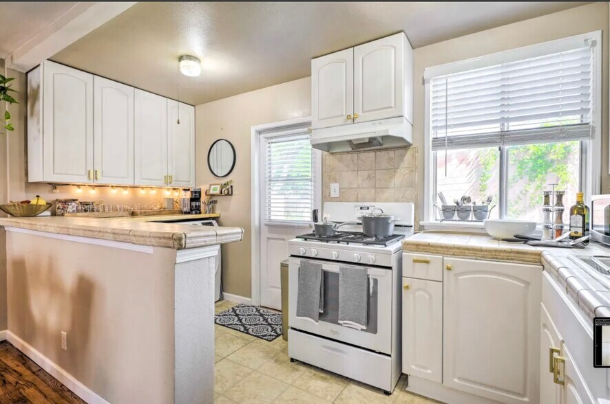 Building Photo - 504 N Rosemary Ln