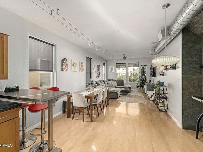 Building Photo - 706 E Washington St