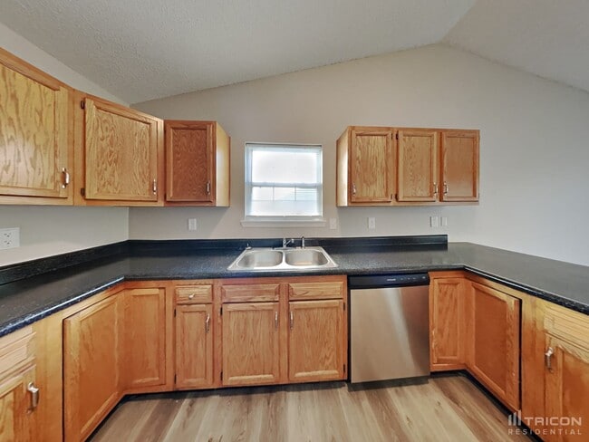 Building Photo - 2220 Lakecrest Dr