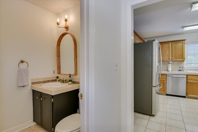 Building Photo - 869 Hickory Ridge Rd