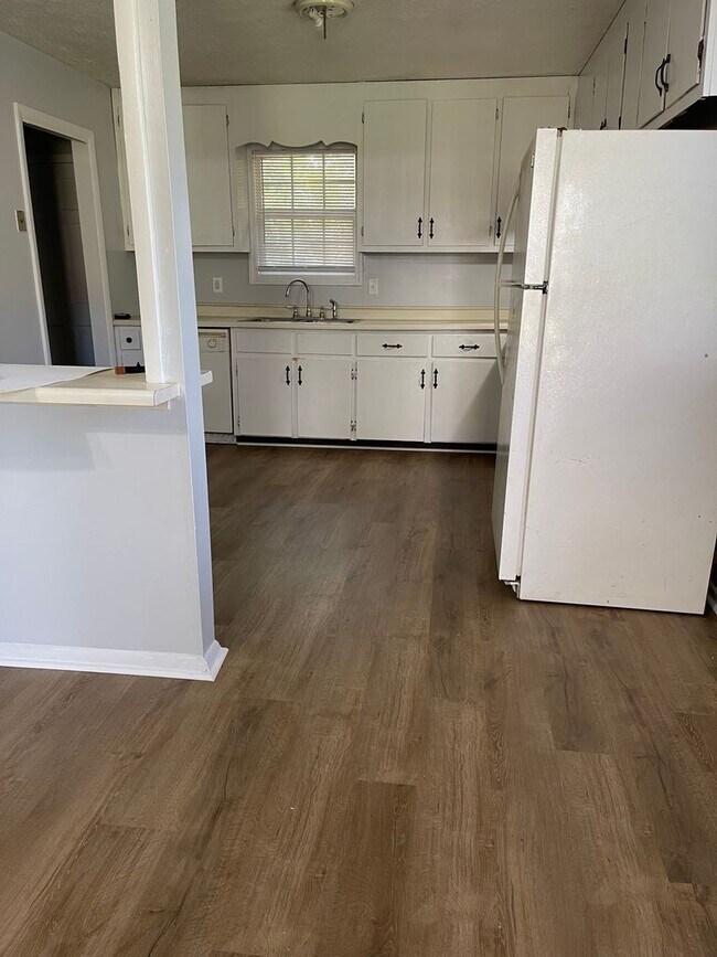 Building Photo - 2 bedroom/1 bath Westside Duplex!