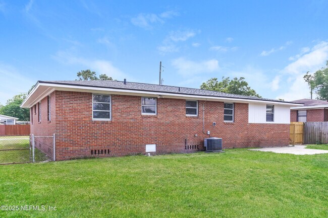 Building Photo - 6603 Syringa Ln