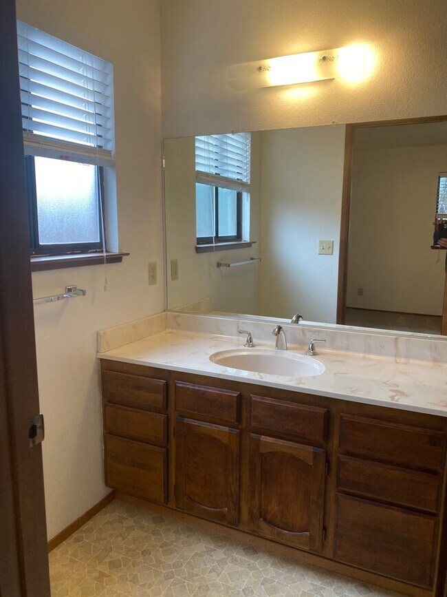 Building Photo - Nice well cared for home in desirable Edge...