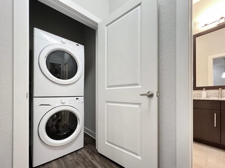 Building Photo - 2615 N Grady Ave