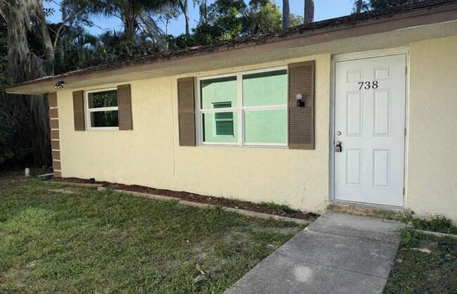 Building Photo - 736 Neil Rd