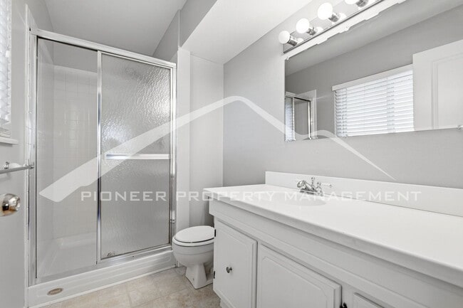 Building Photo - Spacious Home with 2 Car Garage and Centra...