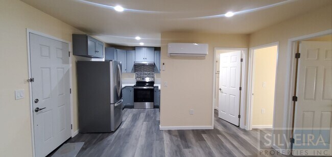 Building Photo - Private 2 Bedroom Unit