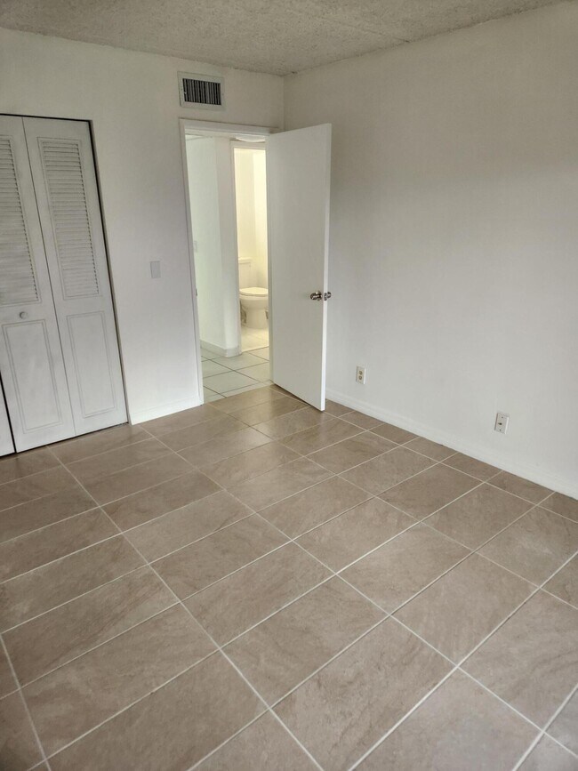 Building Photo - 600 Village Green Ct